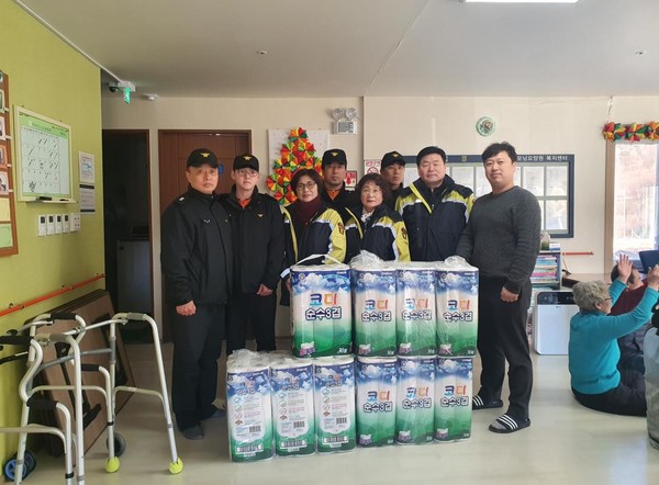 무진장소방서와 무주의용소방대연합회는 지난 15일 민족 고유의 명절 ‘설’을 맞이하여 사회복지시설 위문 행사를 실시했다고 전했다.