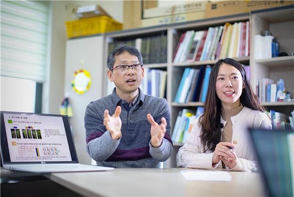 경희대학교 정기홍 생명공학원 교수(왼쪽)와 김유진 생명과학대학 학술연구교수(오른쪽)가 벼 화분의 부착, 화분관 발아 및 신장에서 작용하는 유전자를 확인하고, 향후 연구 방향을 협의하고 있음