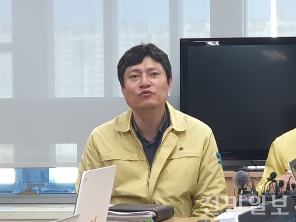 강영석 전북도 보건의료과장이 23일 도청 기자실에서 코로나19 대응 상황에 대해 설명하고 있다.
