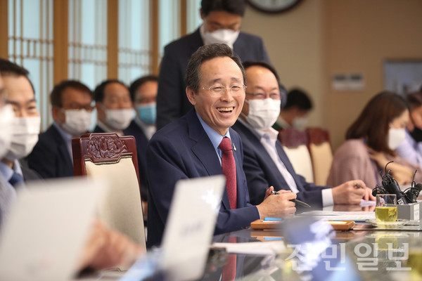 24일 전북도청 접견실에서 민선7기 2주년 기자간담회가 열렸다.