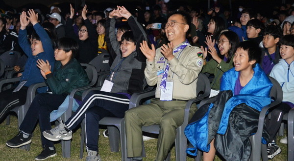 김윤덕 공동위원장과 스카우트 대원들이 환호하는 모습