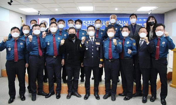 덕진경찰서가 25일 2층 소회의실에서 제43대 박정환 서장 취임식을 가졌다.