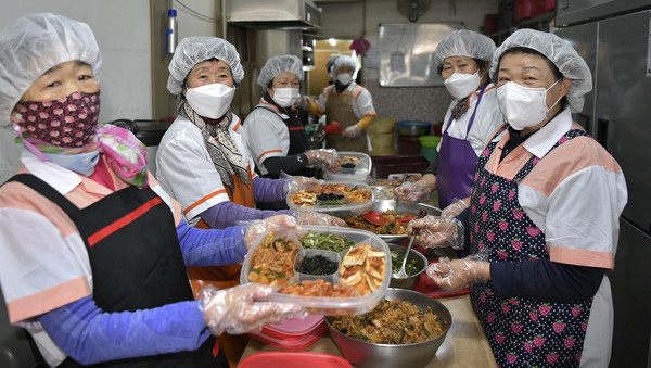 지난해 12월 31일 전북 장수군 시니어클럽에서 운영하는 식당인 '따뜻한 밥상'에서 배달용 도시락을 만들고 있다. 군은 22년부터 결식우려노인을 위한 무료급식 지원단가를 3,000원에서 4,000원으로 인상한다