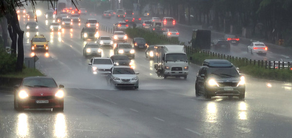 전북지역에 호우특보가 내려진 14일 오전 많은 비가 내리는 전주시 백제대로에서 차량들이 물보라를 일으키며 서행하고 있다.  백병배기자