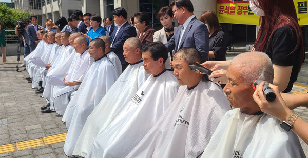 새만금 사회간접자본(SOC) 예산 삭감 방침에 반발하는 전북도의원 14명은 5일 오후 도의회 앞에서 삭발 투쟁을 하며 정부를 규탄하고 새만금 예산 복원을 촉구했다.  백병배기자
