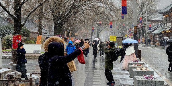 화이트 크리스마스 성탄절인 25일 8년 만의 화이트 크리스마스를 맞은 시민들이 전주한옥마을 태조로 등에서 겨울 낭만을 만끽하고 있다. 백병배기자