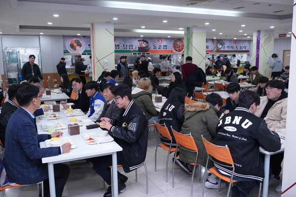 '천 원의 아침밥'으로 식사를 하고 있는 전북대 학생들 (사진=전북대학교)