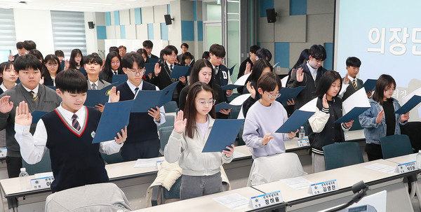 전북학생의회가 15일 전북특별자치도교육청 창조나래 회의실에서 제2기 개원식을 가졌다. 백병배 기자