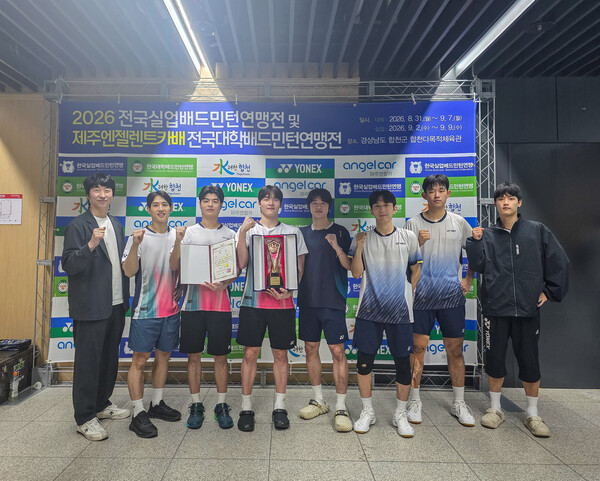 전주시청 배드민턴팀이 경남 합천군에서 열린 ‘2026 전국실업배드민턴연맹전’ 남자일반부 단체전에서 3위를 차지한 뒤 김용현 감독과 선수들이 트로피와 상장을 들고 기념촬영을 하고 있다.