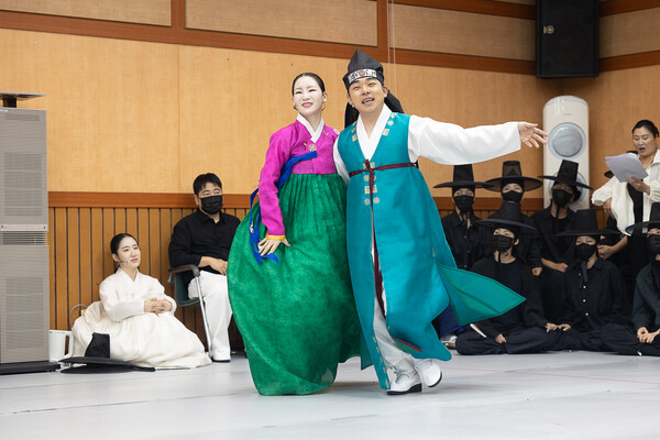 25일 열린 도립국악원 창극 ‘그 이름, 춘향’ 시연회에서 춘향 역 한단영과 몽룡 역 박현영이 사랑가 장면을 선보이고 있다.<br>