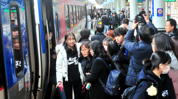 민족의 대명절 설 연휴 마지막 날인 27일 오전 전주역에서 열차를 타기 위해 몰린 귀경객들로 장내가 북적이고 있다.   백병배기자