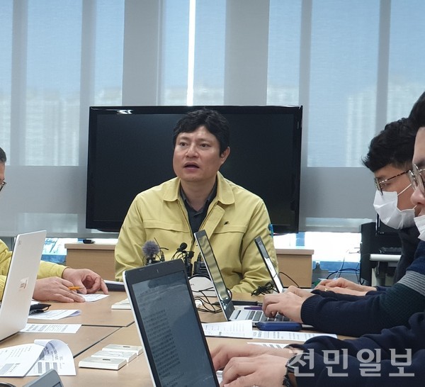 강영석 전북도 보건의료과장이 23일 도청 기자실에서 코로나19 대응 상황에 대해 설명하고 있다.