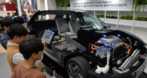 관람객들이 현대자동차의 수소전기차 넥쏘의 단면을 살펴보고 있다.