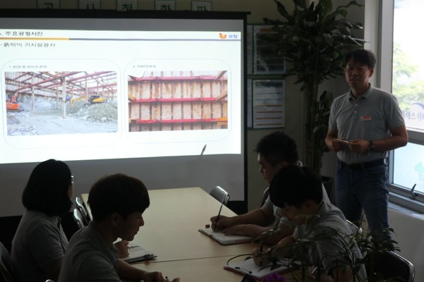 주요 공정에 대해 배우는 두 학생들. 김순권 소장이 학생들을 교육하고 있다.