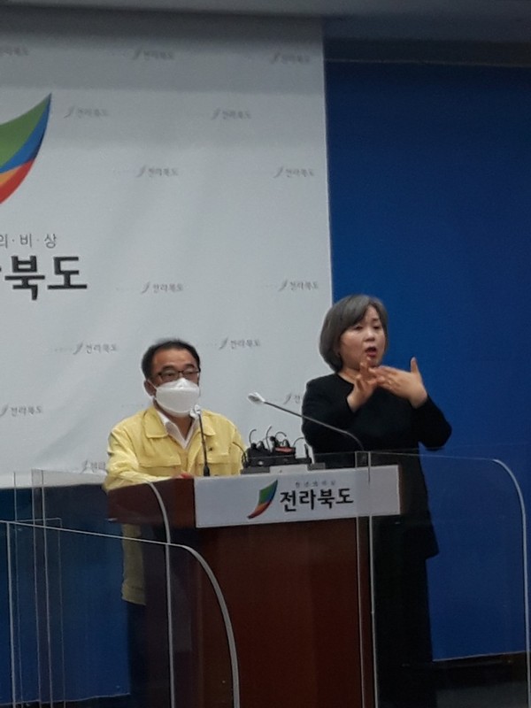 전북도 김양원 도민안전실장이 4일 도청 브리핑룸에서 사회적 거리두기 2단계 연장 결정에 대해 브리핑 하고 있다.