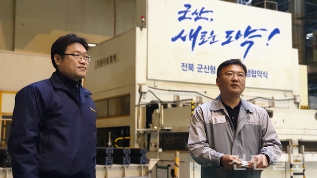 이태규 명신 대표(왼쪽)와 박호석 명신 부사장(오른쪽)이 5일 ㈜명신 군산공장에서 공장에 대해 설명하고 있다.
