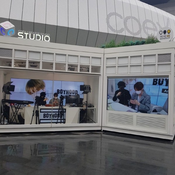 ‘보이후드’남동현, 코엑스 크리에이터 스튜디오에서 유투브 개인방송 진행 모습