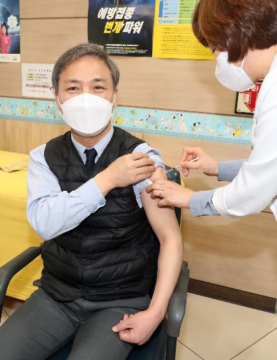 2일 김승수 전주시장이 화산예방접종센터에서 코로나19 백신 접종을 맞았다.