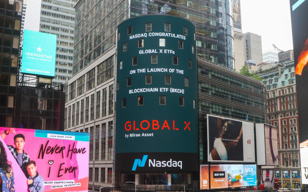 미국 뉴욕 타임스퀘어 나스닥 마켓사이트에 표시된 Global X ETF 상장 축하 메시지