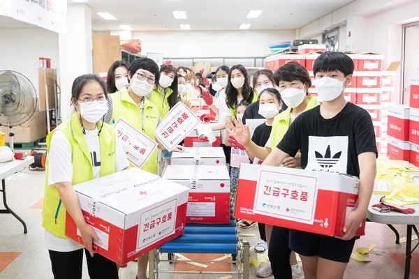 전북은행 목련회, ‘재난이재민 긴급구호키트’ 포장 봉사활동