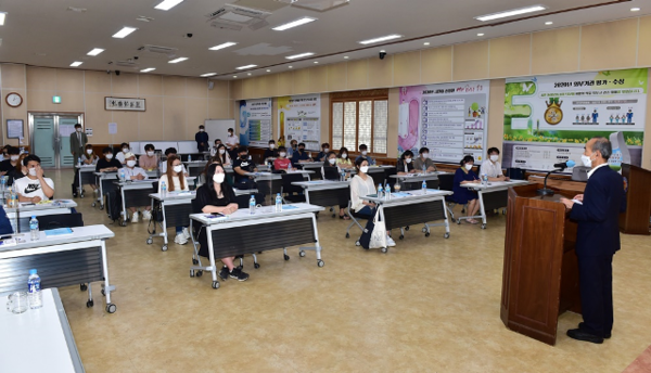 박준배 김제시장이 청년일자리 참여자를 대상으로 역령교육을 하고 있다.