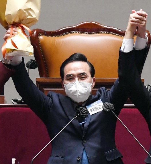 박홍근 의원이 24일 민주당 원내대표 경선에서 당선돼 인사하고 있음