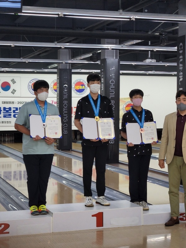 전주대회 남자중등부 개인전 2위 송택현(왼쪽 첫번째).