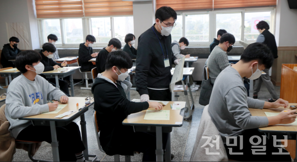 2023년 대학수학능력시험일인 17일 오전 전주 동암고등학교에서 수험생들이 1교시 시험 시작을 기다리고 있다. (전북사진기자단)
