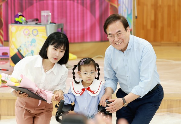 20일 제43회 장애인의날 서거석 교육감은 전주유화학교를 방문해 특수교육 유아들을 응원했다.ⓒ전북교육청