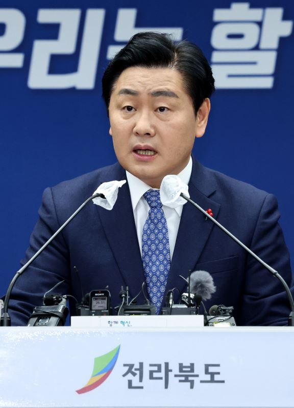 김관영 도지사가 신년 기자회견을 갖고 2023년 전북 도정 운영방향을 브리핑하고 있다. 백병배기자