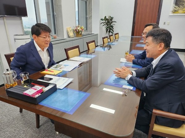 정성주 김제시장이 서삼석 예결위원장을 방문, 2024년 예산과 관련 대화를 하고 있다.