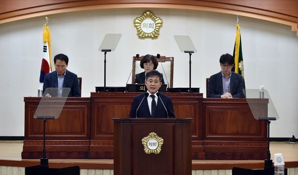 정성주 김제시장이 의원들의  시정 질의에 답변하고 있다.