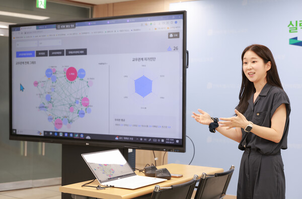 AI 기반 1인 학습 지원 앱 '올라'의 시연 모습  (사진=전북특별자치도교육청)