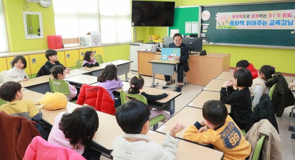 늘봄교실에서 책을 읽어주고 있는 서거석 교육감  (사진=전북특별자치도교육청)