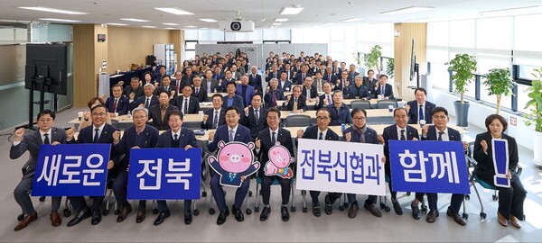 지난해 11월 김관영 도지사는 제31차 리더스다이제스트 세미나 특강에 초빙되어 ‘새로운 시작, 원대한 계획’이라는 주제로 전북 경제발전과 성장을 위한 사업계획에 대해 강의했다. (사진=신협중앙회 전북지역본부)
