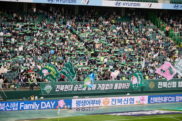 신협중앙회 전북지역본부는 지난해 3월 전북현대모터스FC와 K리그1 한 골에 30만 원씩 적립을 내용으로 하는 ‘평생 어부바 사랑의 골’ 협약식을 진행했고, 전북현대가 K리그1에서 49골을 득점해 ‘평생어부바 사랑의 골’ 적립금으로 1470만 원을 적립하면서 전북신협이 추가기금을 더해 1800만 원을 연말 김장나눔봉사 재원으로 활용했다. (사진=신협중앙회 전북지역본부)