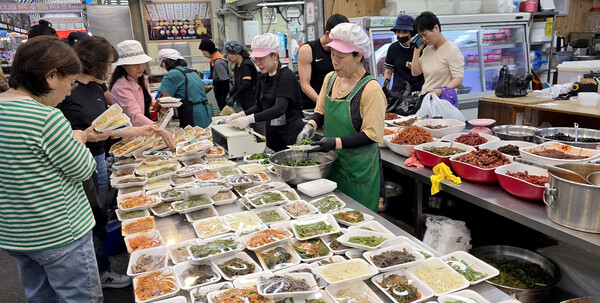 고물가 시대에 신선한 재료로 다양하고 맛있는 당일 만든 반찬을 저렴한 가격으로 판매하고 있는 전주중앙시장 반찬가게에 시민들이 반기고 있다.  백병배기자