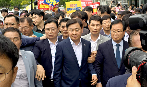 김관영 전북특별자치도지사가 25일 완주군청을 방문해 완주문예회관에서 군민과의 대화가 예정되었으나 '완주·전주 통합'을 반대하는 군민들의 거센 항의를 받고 무산됐다.  백병배기자