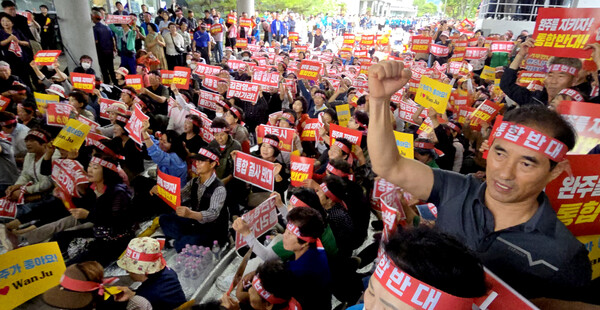 완주·전주 통합 반대 완주군민 대책위원회는 25일 군민과의 대화가 예정됐던 완주문예회관 앞에서 김관영 지사의 완주 방문을 비난하고 통합을 반대하는 구호를 외치고 있다. 백병배기자