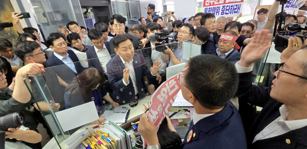 전주시·완주군 행정 통합을 추진 중인 김관영 전북도지사가 21일 오전 완주군 삼례읍행정복지센터에서 완주군의원과 통합을 반대하는 완주군민 들의 저지속에 전입신고를 마쳤다.  백병배기자