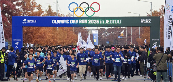 '올림픽데이런 2025' 마라톤대회가 16일 오전 전주월드컵경기장과 전북혁신도시 일대에서 전주 올림픽 유치를 염원하는 김관영 전북특별자치도지사와 유승민 대한체육회장 및 참가자들이 힘찬 출발을 하고 있다. 백병배기자