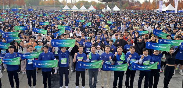 2036년 하계올림픽 전주 유치를 응원하는 마라톤 행사가 16일 오전 전주월드컵경기장과 전북혁신도시 일대에서 김관영 전북특별자치도지사와 유승민 대한체육회장 등 6천여명이 참여한 가운데 전주 올림픽 유치를 위한 힘찬 응원과 함께 발걸음을 내디뎠다.  백병배기자
