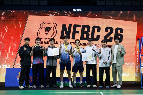 전주시청 배드민턴팀 선수단과 김용현 감독이 최근 경남 밀양에서 열린 ‘2026 연맹회장기 전국실업대학배드민턴선수권대회’ 남자 일반부 복식 우승. 전주시청 배드민턴팀은 창단 1년여 만에 전국대회 첫 정상에 오르며 전북 배드민턴의 새로운 가능성을 보여줬다.