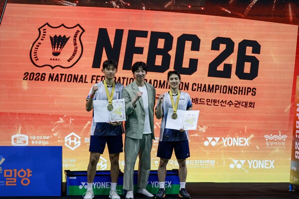 김용현 감독(가운데)과 전주시청 배드민턴팀 한요셉(왼쪽), 박다연이 최근 열린 ‘2026 연맹회장기 전국실업대학배드민턴선수권대회’ 우승 후 기념촬영을 하고 있다.