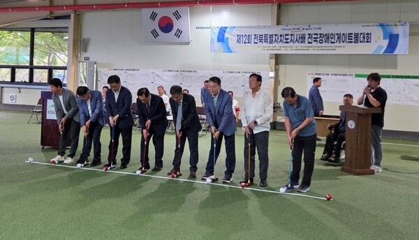 제12회 전북특별자치도지사배 전국장애인게이트볼대회 개회식에서 주요 내빈들이 대회 시작을 알리는 시타를 하고 있다. /전북특별자치도장애인체육회 제공