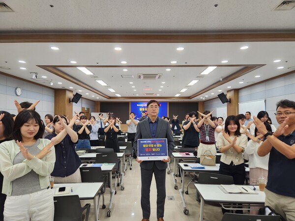 전북특별자치도경제통상진흥원 윤여봉 원장이 청소년 불법 사이버도박의 위험성을 알리고 피해 예방에 힘을 보태고자 '청소년 불법도박 근절 릴레이 캠페인'에 1일 동참했다. (사진=전북특별자치도경제통상진흥원)