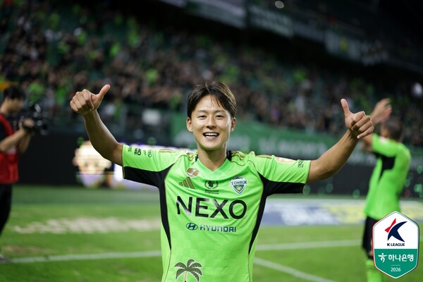 전북현대 이승우가 5일 전주월드컵경기장에서 열린 포항스틸러스와의 ‘하나은행 K리그1 2026’ 27라운드 홈경기에서 2-0 승리를 거둔 뒤 환하게 웃으며 기쁨을 나타내고 있다.